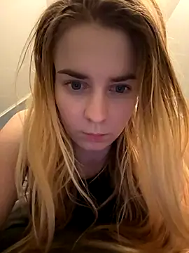 Snapshot of ellieen chatting on 11/06/25, 09:59 ellieen online show from 11/06/25, 09:59