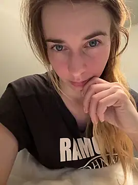 Snapshot of ellieen chatting on 11/18/25, 10:47 ellieen online show from 11/18/25, 10:47