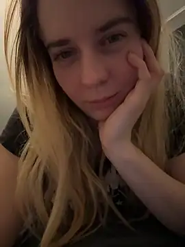 Snapshot of ellieen chatting on 11/21/25, 11:03 ellieen online show from 11/21/25, 11:03