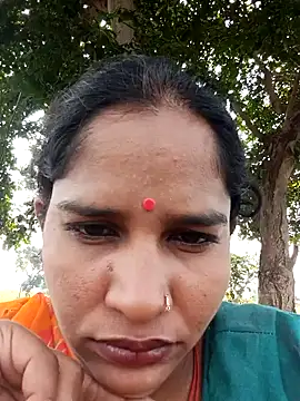 Snapshot of Hot_Seema83 chatting on 10/16/25, 04:35 Hot Seema83 online show from 10/16/25, 04:35