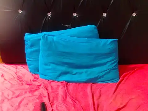 Snapshot of BeverlyQueen14 chatting on 10/04/25, 06:11 BeverlyQueen14 online show from 10/04/25, 06:11