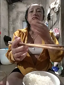 Snapshot of soope-00 chatting on 10/24/25, 12:12 soope-00 online show from 10/24/25, 12:12