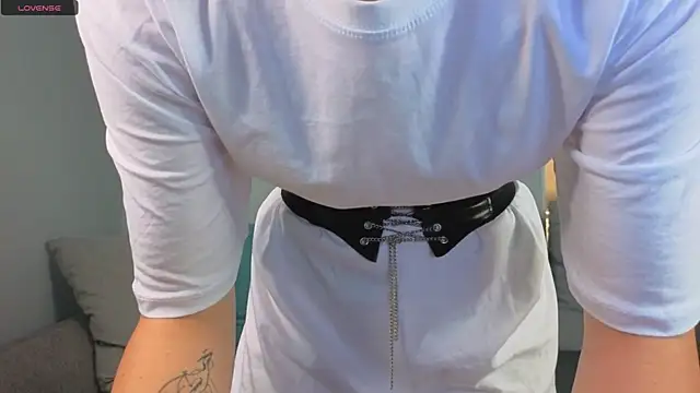 Snapshot of JuliannaWenger chatting on 10/25/25, 04:24 JuliannaWenger online show from 10/25/25, 04:24