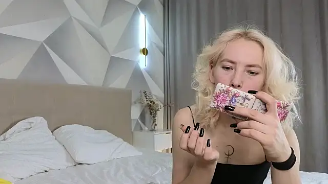 Snapshot of JuliannaWenger chatting on 12/18/25, 04:13 JuliannaWenger online show from 12/18/25, 04:13