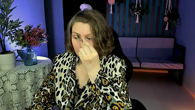 Snapshot of TiffanyBrauny chatting on 10/07/25, 11:29 TiffanyBrauny online show from 10/07/25, 11:29