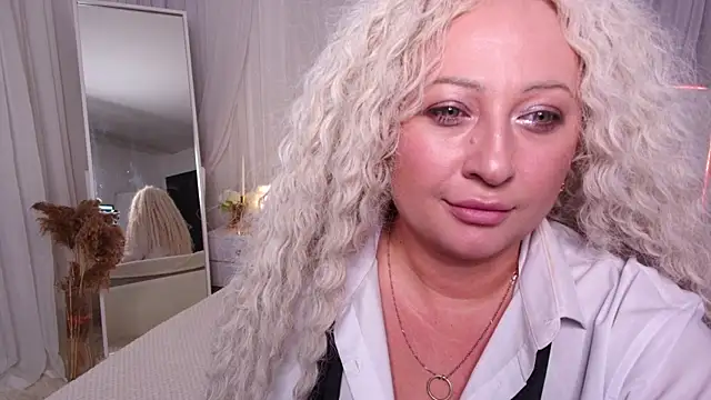 Snapshot of Lilit_1Love chatting on 09/27/25, 04:45 Lilit 1Love online show from 09/27/25, 04:45
