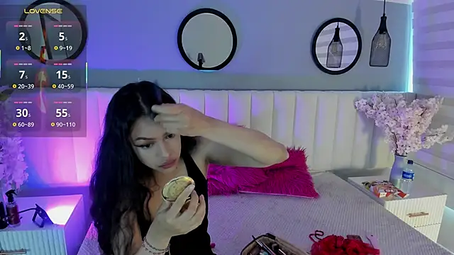 Mila Hank  online show from 11/30/25, 12:20