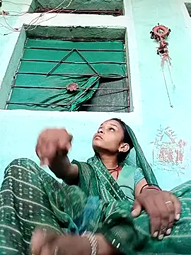 Snapshot of Idhika_Jha chatting on 09/11/25, 03:28 Idhika Jha online show from 09/11/25, 03:28