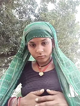 Snapshot of Idhika_Jha chatting on 09/28/25, 10:31 Idhika Jha online show from 09/28/25, 10:31