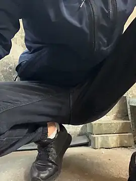 Snapshot of bmwe71 chatting on 11/18/25, 11:58 bmwe71 online show from 11/18/25, 11:58