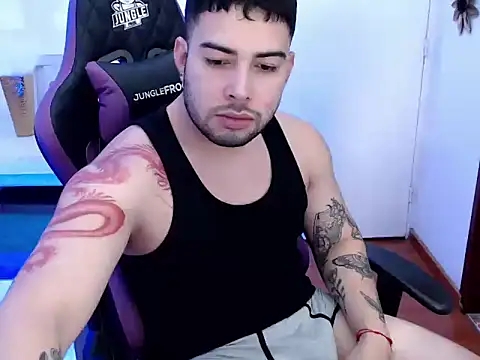 Snapshot of baby_mateo chatting on 11/30/25, 11:42 baby mateo online show from 11/30/25, 11:42