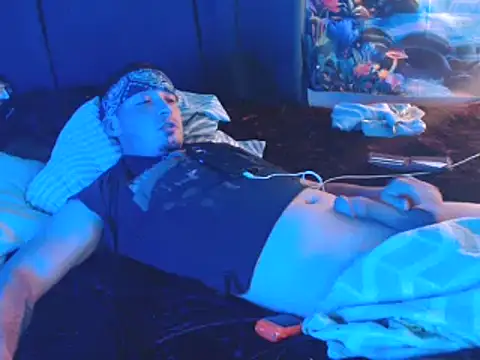 Snapshot of YoBlezz chatting on 11/16/25, 09:04 YoBlezz online show from 11/16/25, 09:04