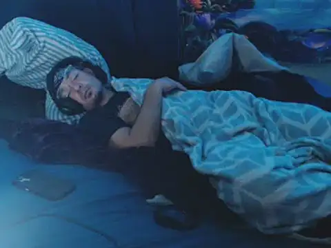 Snapshot of YoBlezz chatting on 11/16/25, 09:09 YoBlezz online show from 11/16/25, 09:09