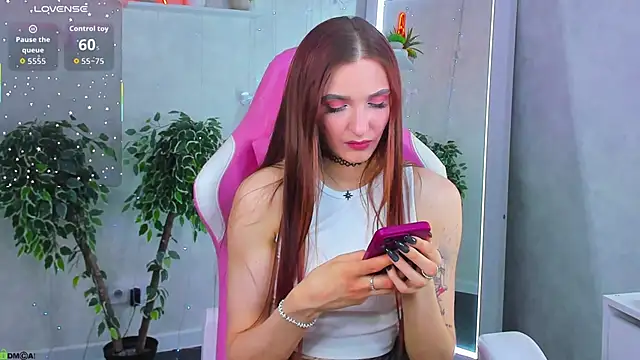 Snapshot of Alisha_Green chatting on 04/15/26, 09:27 Alisha Green online show from 04/15/26, 09:27