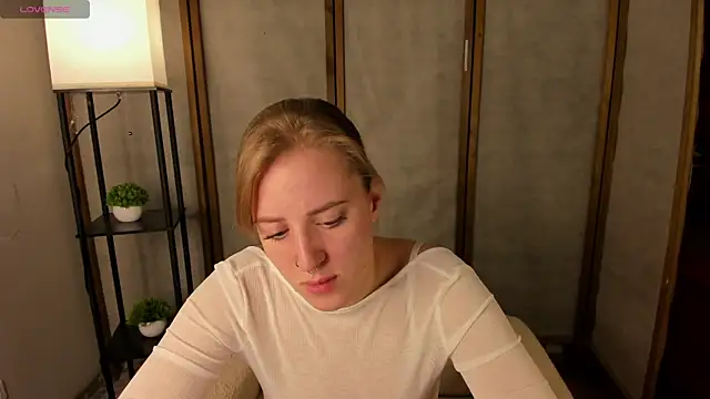 Snapshot of Alice_Cire chatting on 11/17/25, 02:56 Alice Cire online show from 11/17/25, 02:56