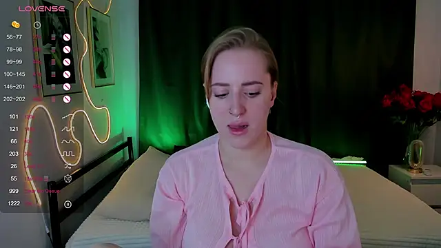 Snapshot of Alice_Cire chatting on 12/03/25, 02:04 Alice Cire online show from 12/03/25, 02:04