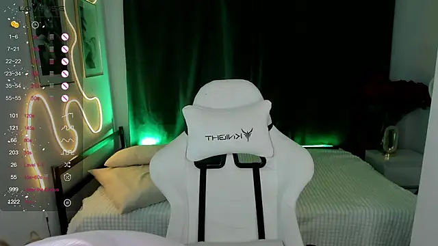 Snapshot of Alice_Cire chatting on 12/15/25, 02:21 Alice Cire online show from 12/15/25, 02:21