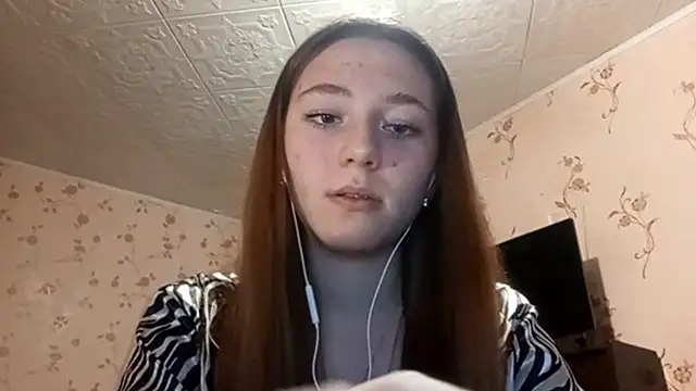 Snapshot of Sophiecuttie chatting on 09/19/25, 03:24 Sophiecuttie online show from 09/19/25, 03:24