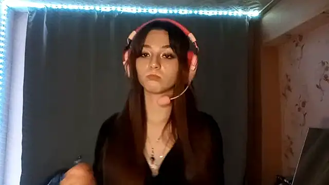 Snapshot of Sophiecuttie chatting on 10/10/25, 04:17 Sophiecuttie online show from 10/10/25, 04:17