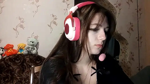 Snapshot of Sophiecuttie chatting on 10/14/25, 03:35 Sophiecuttie online show from 10/14/25, 03:35