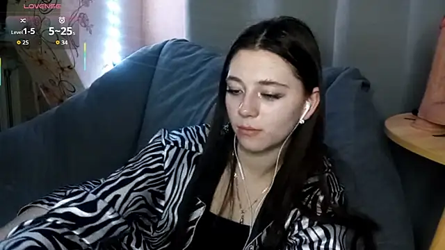 Snapshot of Sophiecuttie chatting on 10/24/25, 05:31 Sophiecuttie online show from 10/24/25, 05:31