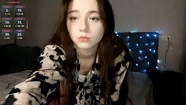 Snapshot of Sophiecuttie chatting on 12/04/25, 07:33 Sophiecuttie online show from 12/04/25, 07:33