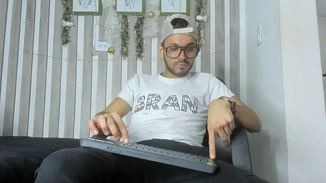 Snapshot of EthanGrey chatting on 12/20/25, 11:17 EthanGrey online show from 12/20/25, 11:17