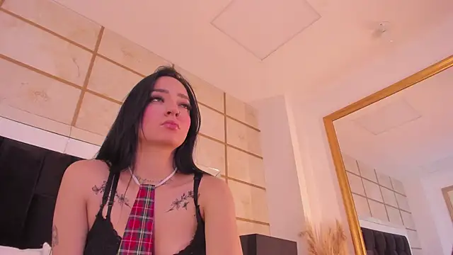 Snapshot of RoxyLior chatting on 12/23/25, 03:59 RoxyLior online show from 12/23/25, 03:59