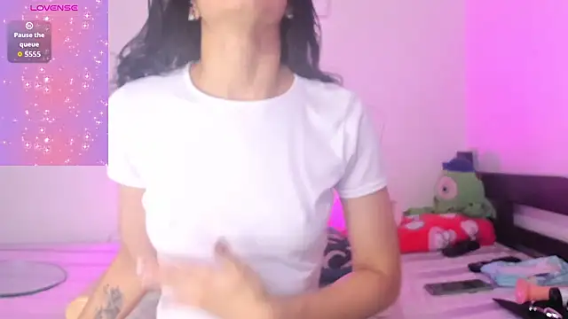 Snapshot of lustlunna chatting on 12/16/25, 01:43 lustlunna online show from 12/16/25, 01:43