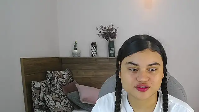 Snapshot of Miabloomm_ chatting on 10/10/25, 02:54 Miabloomm online show from 10/10/25, 02:54