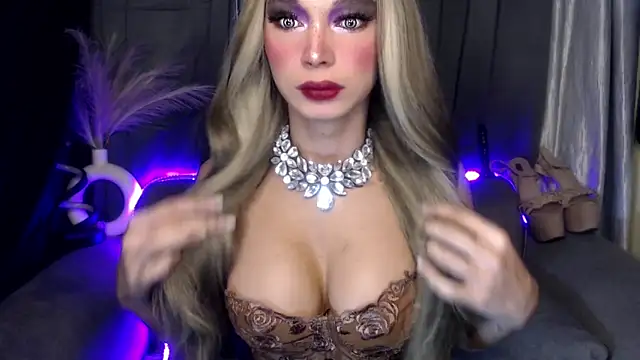 Snapshot of MISTRESSMonica_xxx chatting on 12/18/25, 12:11 MISTRESSMonica xxx online show from 12/18/25, 12:11