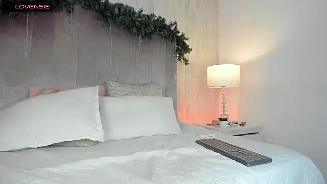 Snapshot of salma_lutz chatting on 12/15/25, 12:53 salma lutz online show from 12/15/25, 12:53