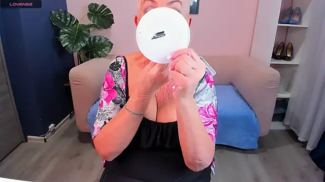 Snapshot of HotandMature chatting on 01/24/25, 08:34 HotandMature online show from 01/24/25, 08:34