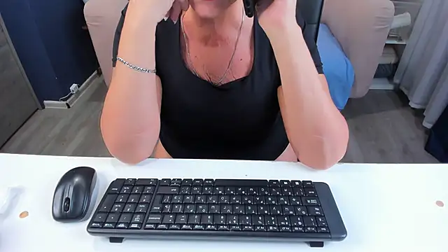 Snapshot of HotandMature chatting on 09/13/25, 09:20 HotandMature online show from 09/13/25, 09:20