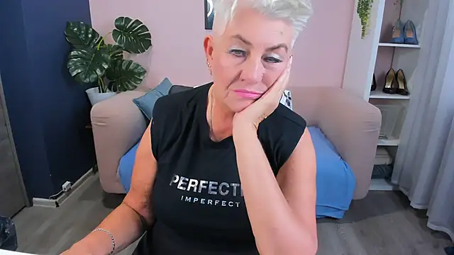 Snapshot of HotandMature chatting on 09/16/25, 08:26 HotandMature online show from 09/16/25, 08:26