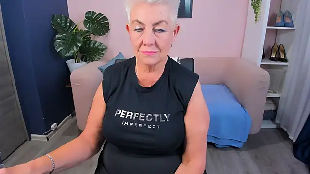 Snapshot of HotandMature chatting on 09/17/25, 08:38 HotandMature online show from 09/17/25, 08:38