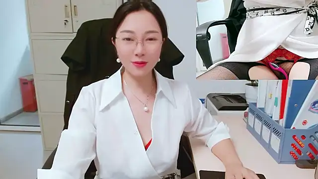 Snapshot of OL-Lily chatting on 10/04/25, 02:31 OL-Lily online show from 10/04/25, 02:31