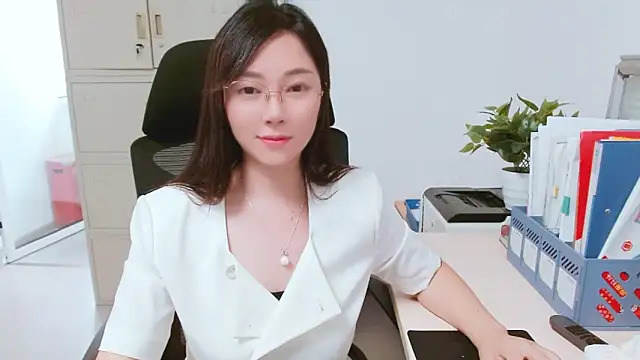 Snapshot of OL-Lily chatting on 10/10/25, 04:00 OL-Lily online show from 10/10/25, 04:00