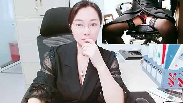 Snapshot of OL-Lily chatting on 10/14/25, 01:28 OL-Lily online show from 10/14/25, 01:28