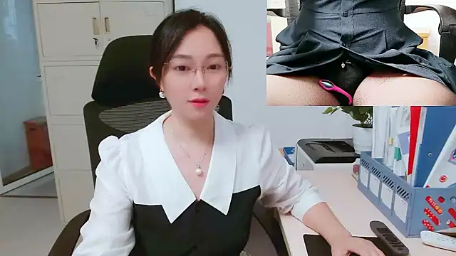 Snapshot of OL-Lily chatting on 10/16/25, 01:39 OL-Lily online show from 10/16/25, 01:39