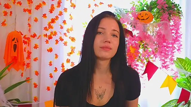 Snapshot of LauraHale chatting on 11/08/25, 07:52 LauraHale online show from 11/08/25, 07:52