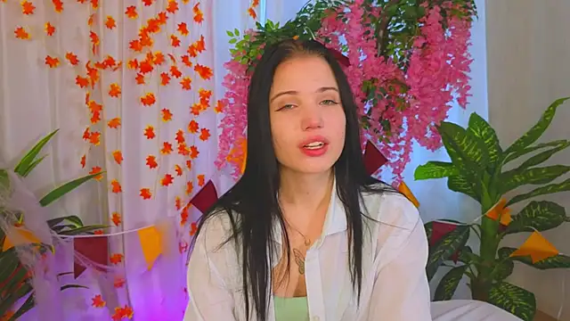 Snapshot of LauraHale chatting on 11/10/25, 07:40 LauraHale online show from 11/10/25, 07:40