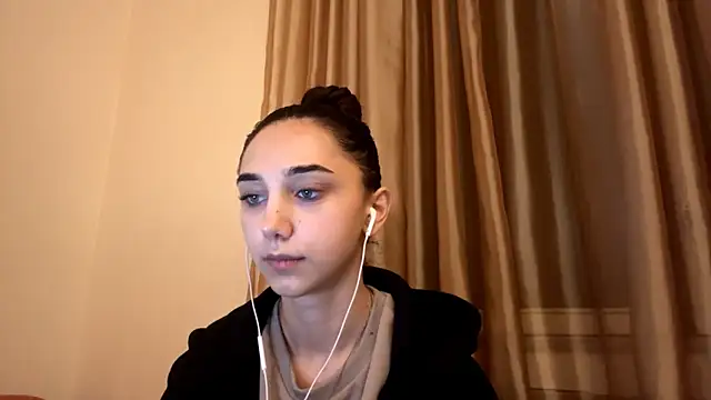 Snapshot of LinaMour chatting on 10/04/25, 10:08 LinaMour online show from 10/04/25, 10:08