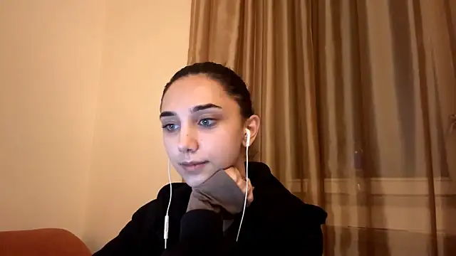 Snapshot of LinaMour chatting on 10/05/25, 10:07 LinaMour online show from 10/05/25, 10:07