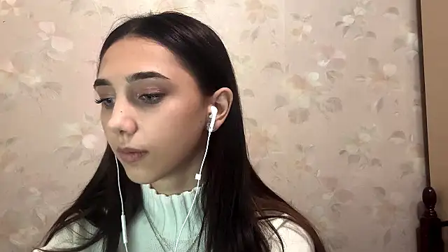 Snapshot of LinaMour chatting on 10/10/25, 10:09 LinaMour online show from 10/10/25, 10:09