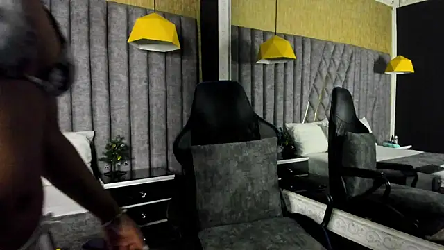 Snapshot of SkylerBloomm chatting on 12/22/25, 03:03 SkylerBloomm online show from 12/22/25, 03:03