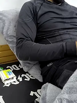 Snapshot of yazinyazin1 chatting on 11/26/25, 01:12 yazinyazin1 online show from 11/26/25, 01:12