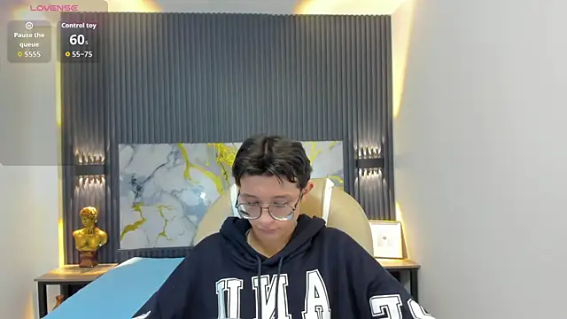 SantiagoRusso18 online show from 10/25/25, 12:02