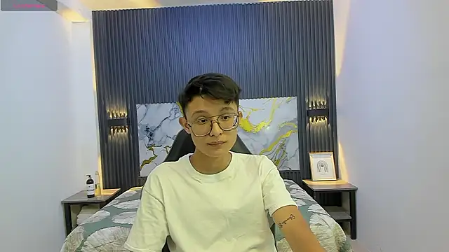 SantiagoRusso18 online show from 02/11/26, 07:19