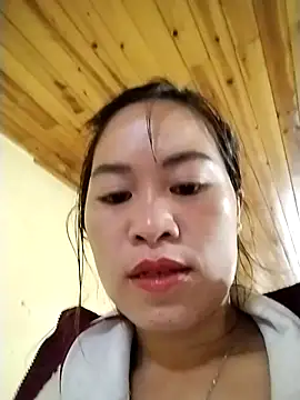 tuyetnhi-00 online show from 10/28/25, 11:40